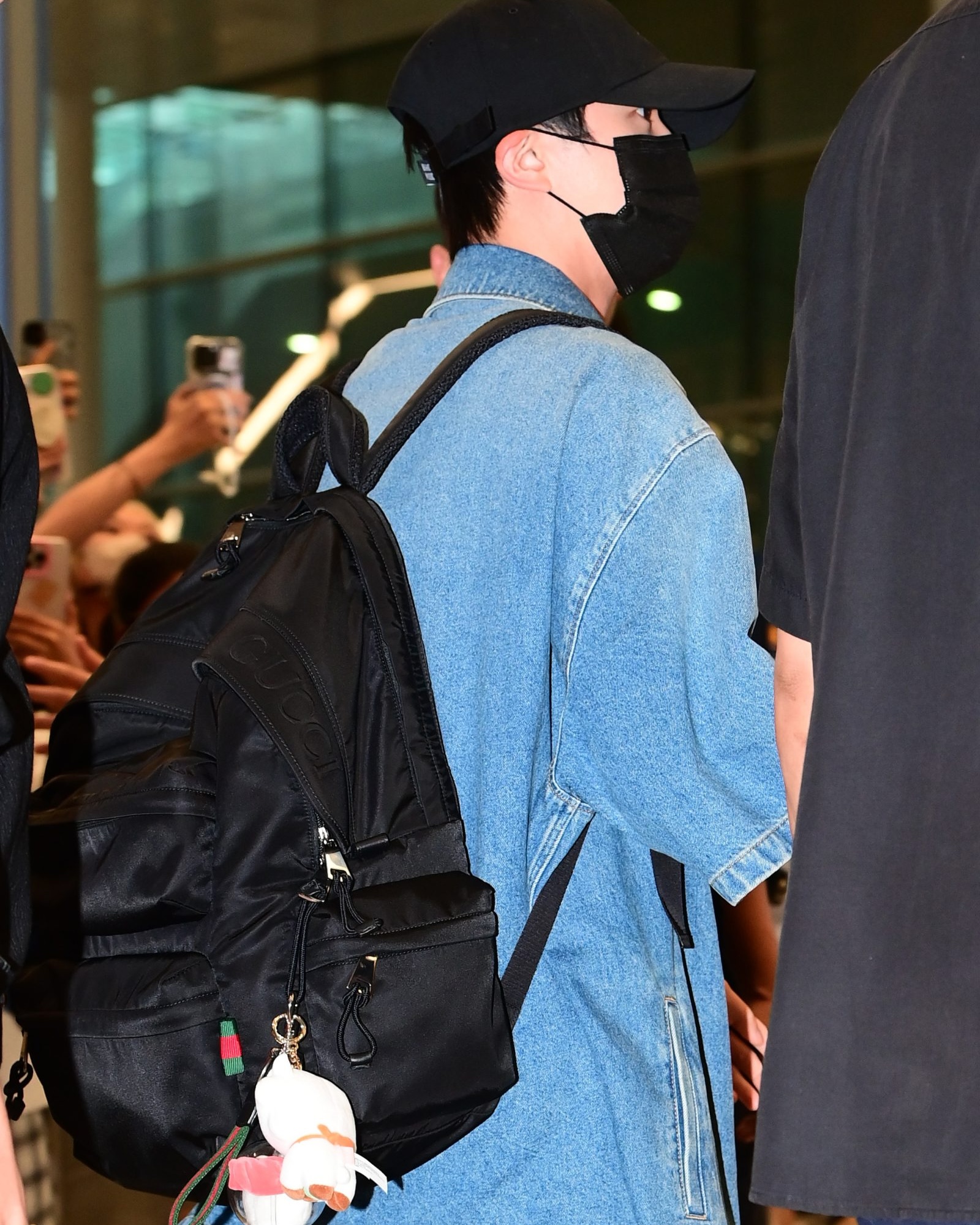Hinh anh 3: Jin (BTS) khuay dao san bay Incheon voi set do denim Gucci dang cap