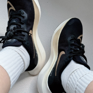 Giay Nike Zoom Fly 5 'Black Metallic Gold Grain' DM8968-002