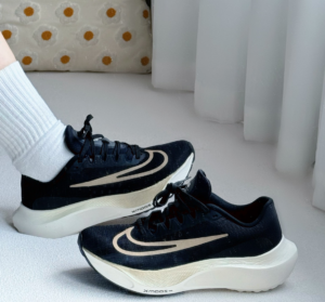 Giay Nike Zoom Fly 5 'Black Metallic Gold Grain' DM8968-002