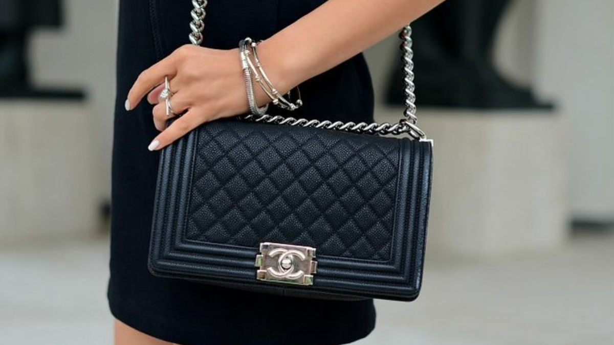 Giải mã thiết kế túi Chanel Boy: Nét độc đáo tạo nên biểu tượng Hinh anh 1: Giai ma thiet ke tui Chanel Boy: Net doc dao tao nen bieu tuong