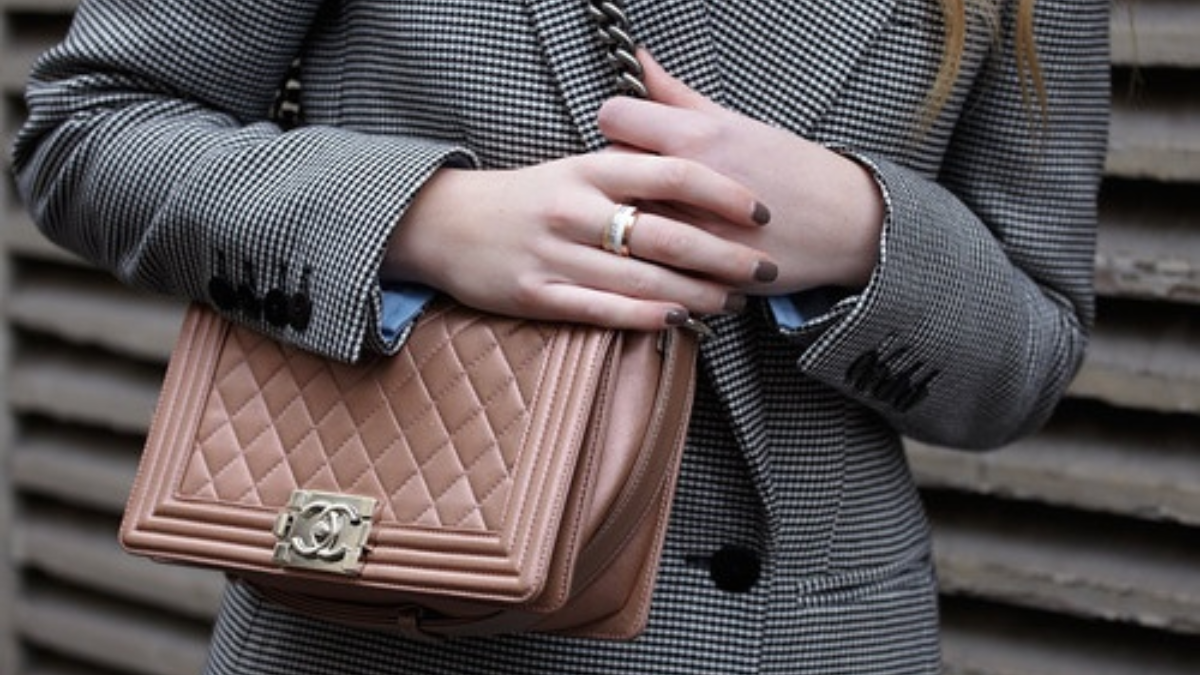 Giải mã thiết kế túi Chanel Boy: Nét độc đáo tạo nên biểu tượng Hinh anh 4: Giai ma thiet ke tui Chanel Boy: Net doc dao tao nen bieu tuong