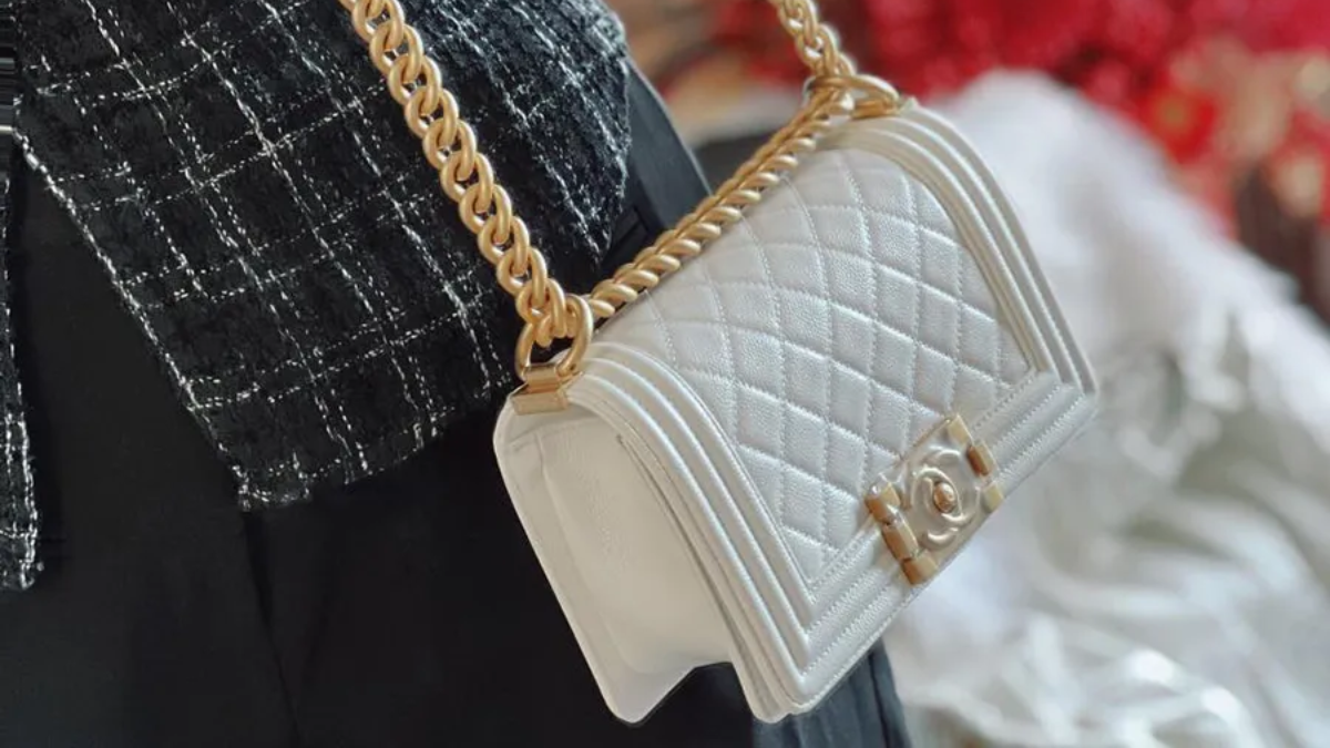 Giải mã thiết kế túi Chanel Boy: Nét độc đáo tạo nên biểu tượng Hinh anh 6: Giai ma thiet ke tui Chanel Boy: Net doc dao tao nen bieu tuong