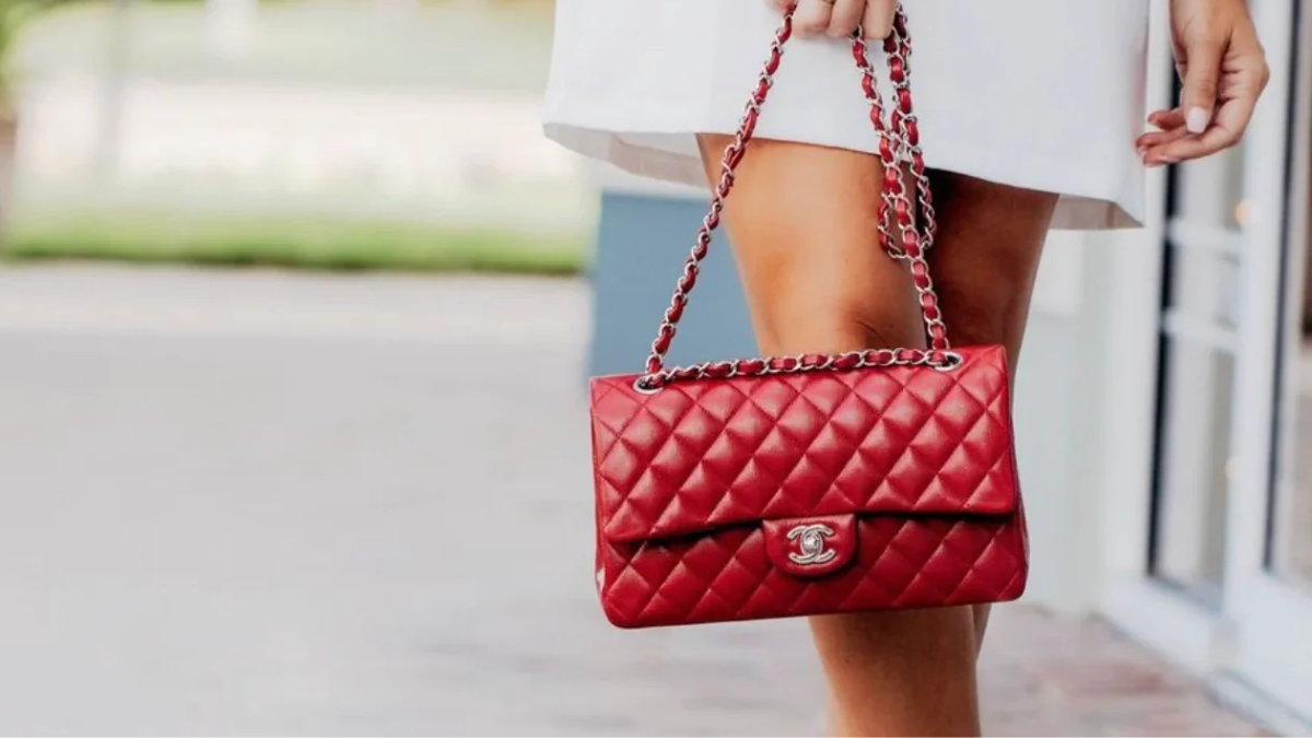 Chặng đường phát triển của khóa và chốt túi Chanel Flap Hinh anh 2: Chang duong phat trien cua khoa va chot tui Chanel Flap