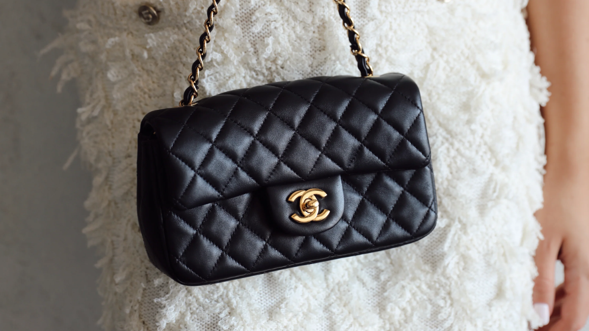 Chặng đường phát triển của khóa và chốt túi Chanel Flap Hinh anh 1: Chang duong phat trien cua khoa va chot tui Chanel Flap