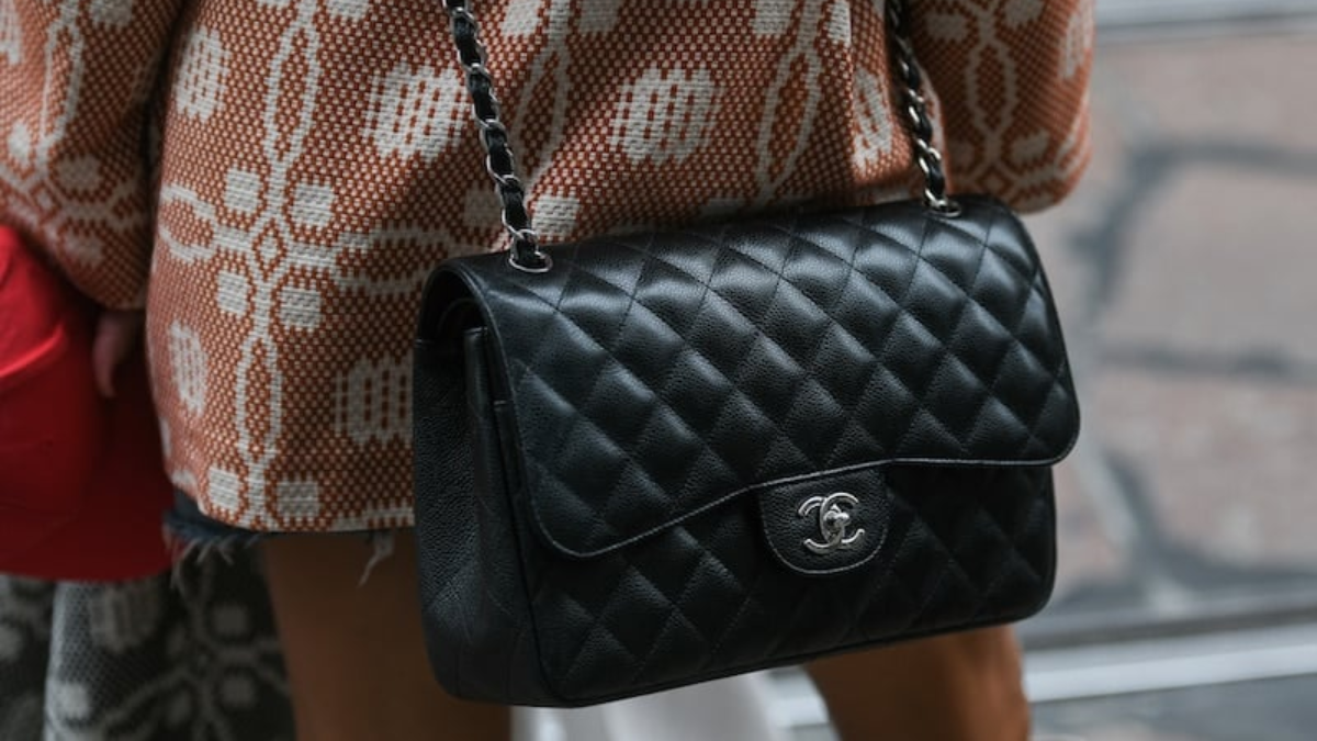 Chặng đường phát triển của khóa và chốt túi Chanel Flap Hinh anh 3: Chang duong phat trien cua khoa va chot tui Chanel Flap
