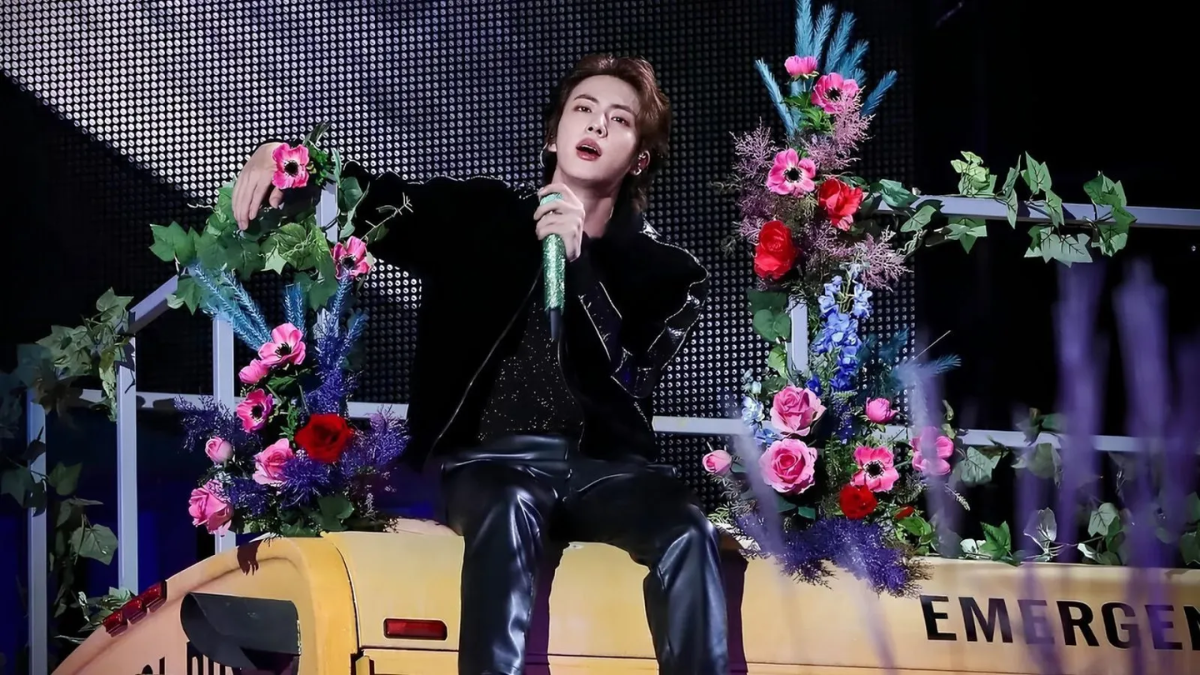 Can canh nhung doi giay hang hieu dat do nhat cua Jin BTS