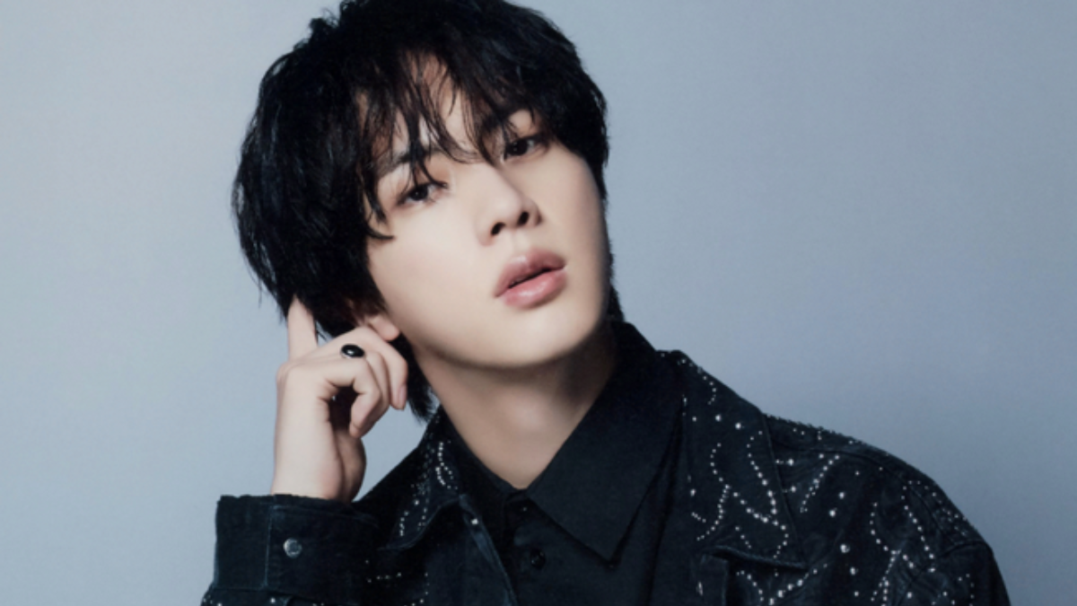 Cận cảnh những đôi giày hàng hiệu đắt đỏ nhất của Jin BTS Hinh anh 1: Can canh nhung doi giay hang hieu dat do nhat cua Jin BTS