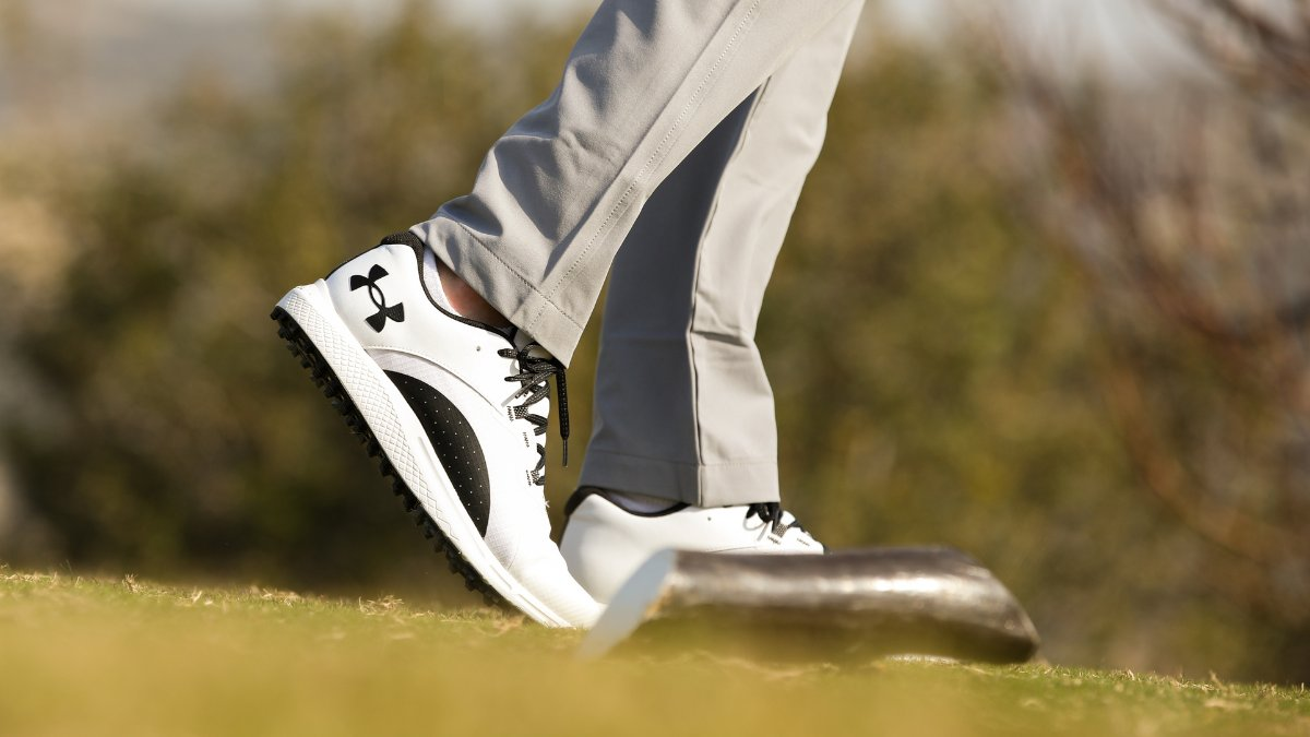 Gợi ý những mẫu giày Golf tốt nhất cho người mới bắt đầu Hinh anh 1: Goi y nhung mau giay Golf tot nhat cho nguoi moi bat dau