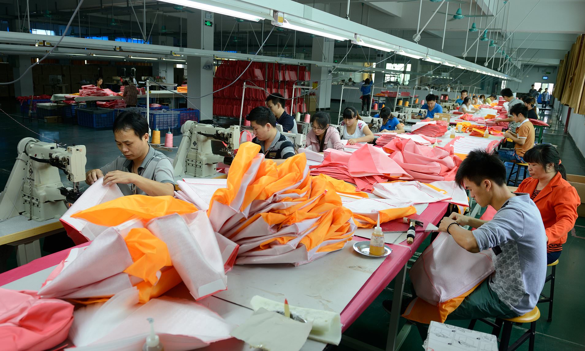 Hinh anh 5: Vu be boi tai Dior va Armani: Dieu tra lam dung lao dong tai cac nha may san xuat hang xa xi