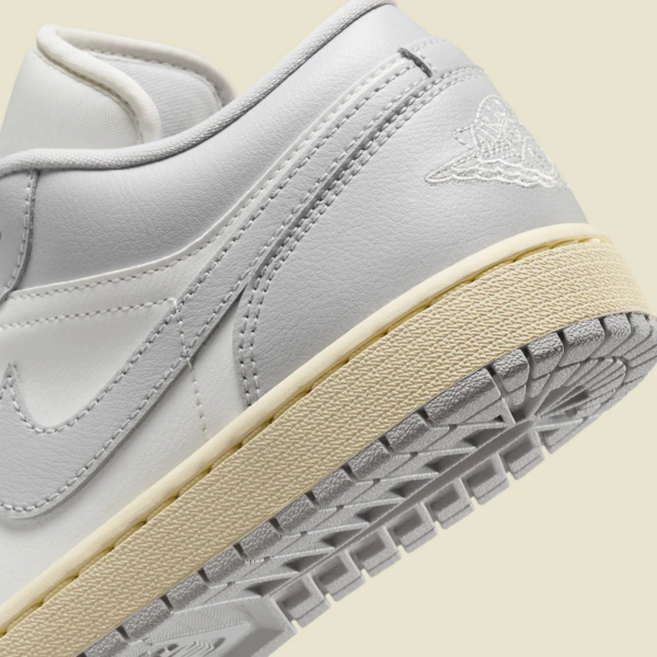 Giay Nike Air Jordan 1 Low 'Light Grey Sail' DC0774-103