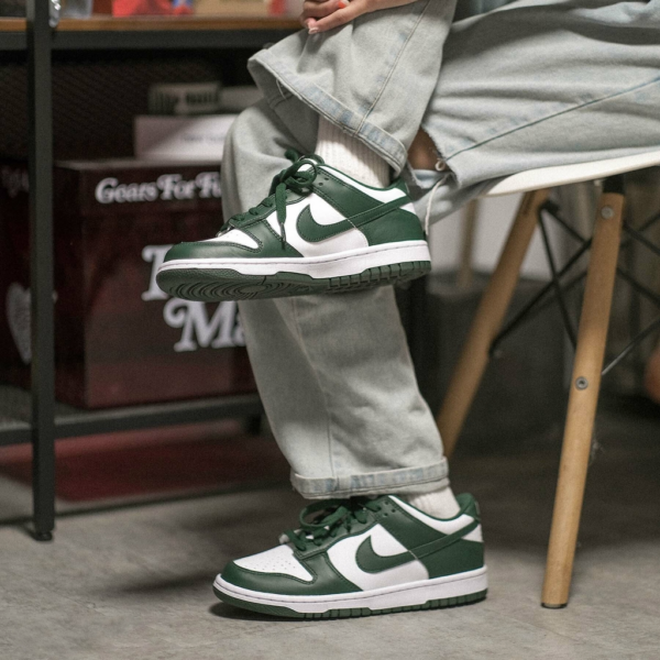 Giay Nike Dunk Low 'Michigan State' CW1590-102
