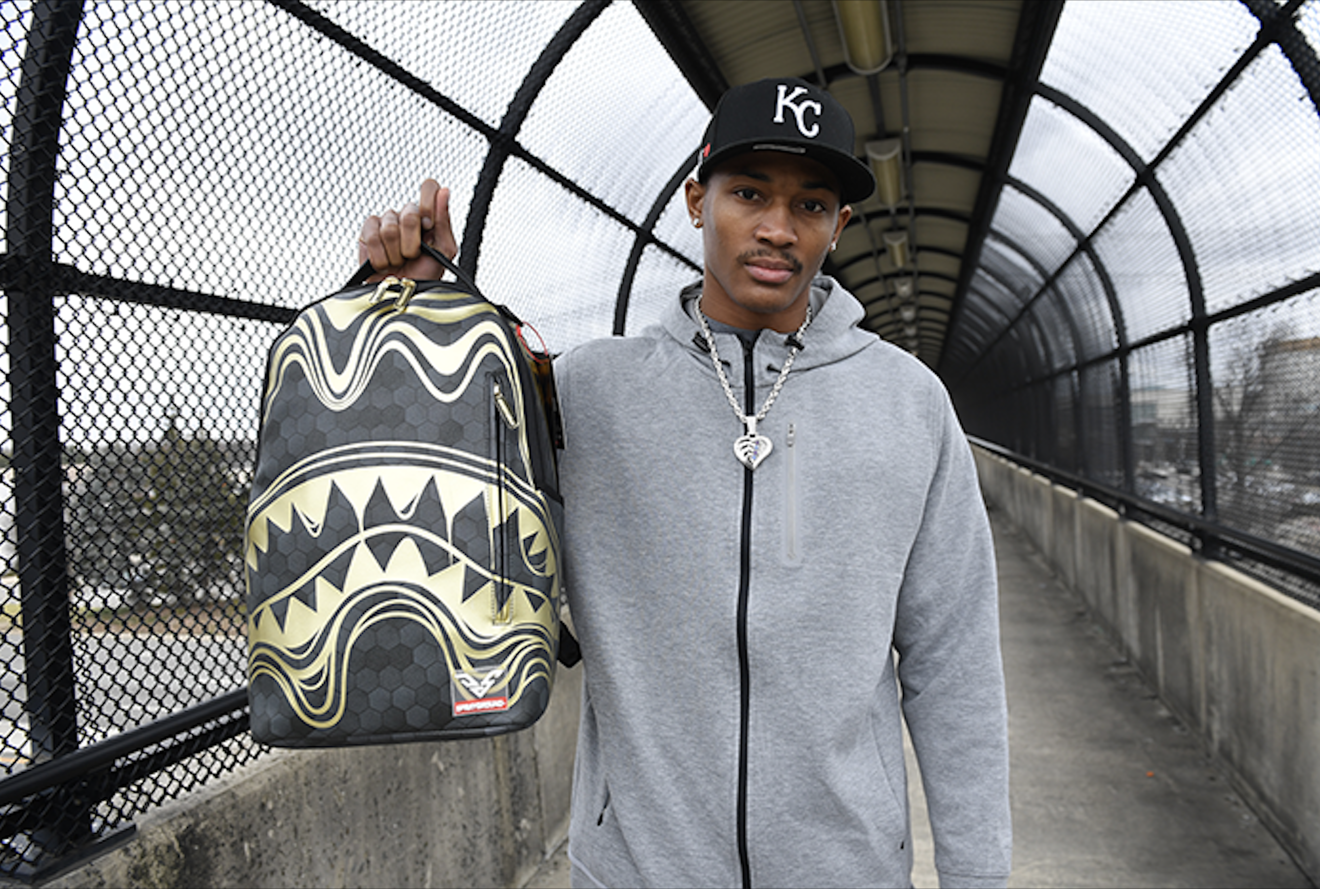 Balo Sprayground: Những chú cá mập khiến giới trẻ điên đảo Hinh anh 1: Balo Sprayground: Nhung chu ca map khien gioi tre dien dao