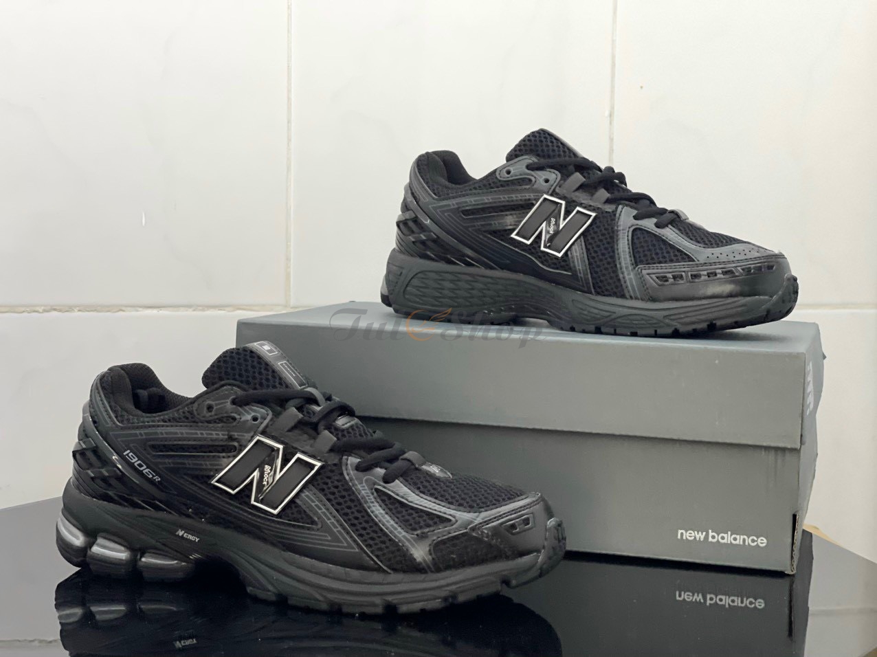 Hinh anh 3: New Balance mang tro lai dong giay 1906 lieu co tot hon san pham cua Nike?