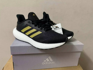 Giay Adidas Wmns PureBoost 22 'Black Gold Metallic' GW0907