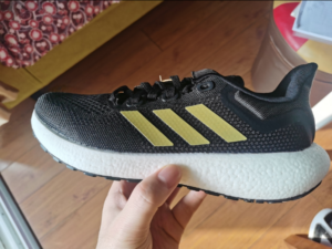 Giay Adidas Wmns PureBoost 22 'Black Gold Metallic' GW0907