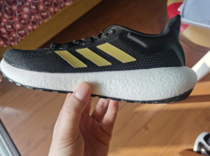 Giay Adidas Wmns PureBoost 22 'Black Gold Metallic' GW0907