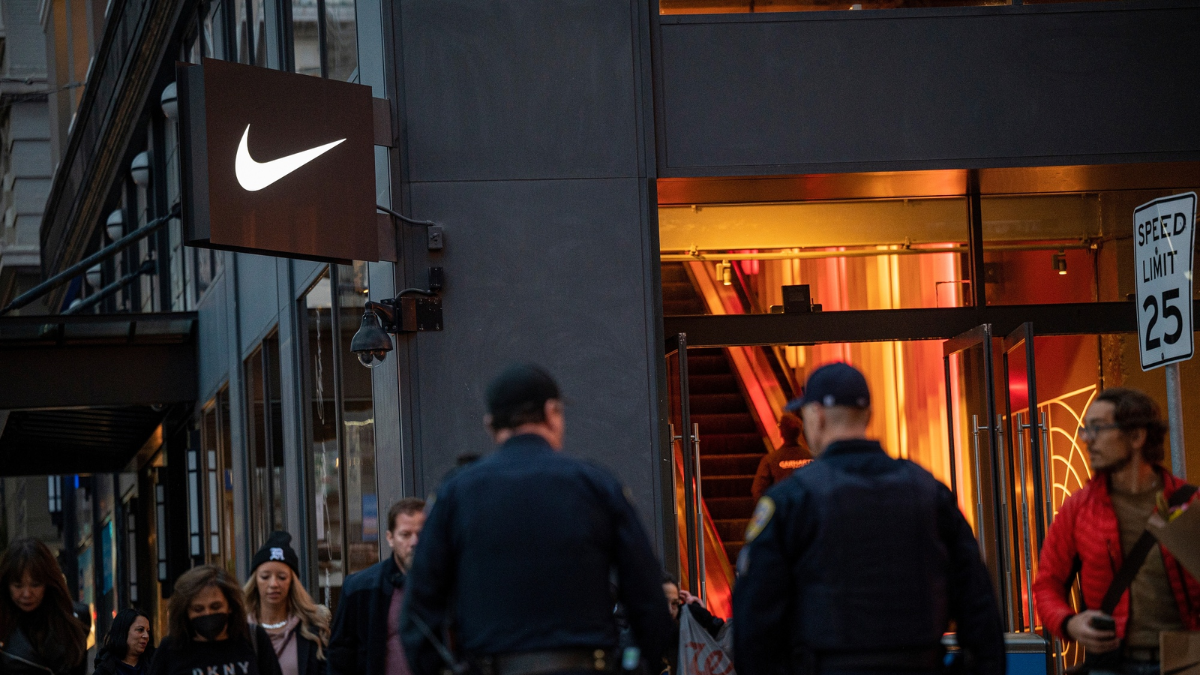 Hinh anh 1: Nike dang lao dao? Lieu ga khong lo co bi "tuoc" ngoi vuong?