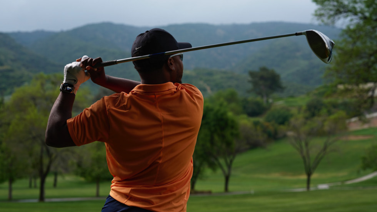 Hinh anh 1: Danh bai moi doi thu tren san golf voi 9 sieu pham Air Jordan