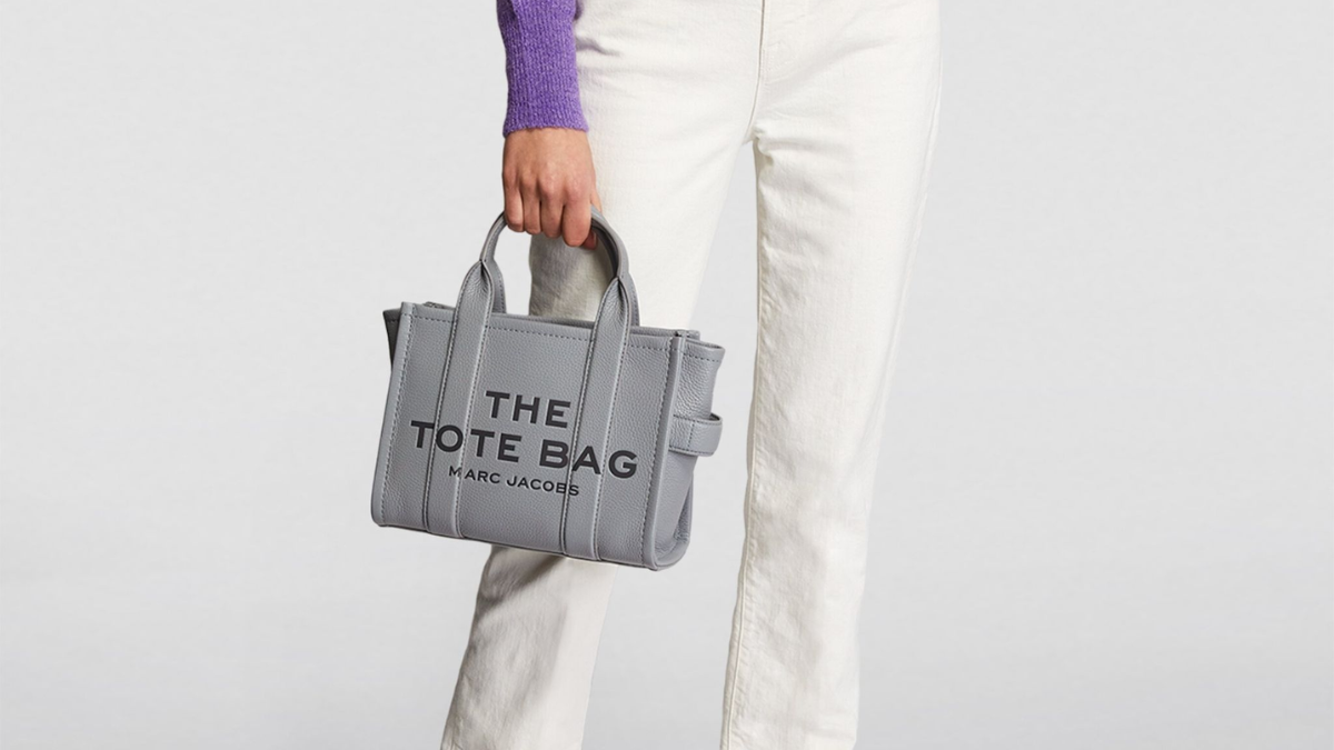 Nâng tầm phong cách với 10 mẫu túi Marc Jacobs sang chảnh Hinh anh 6: Nang tam phong cach voi 10 mau tui Marc Jacobs sang chanh