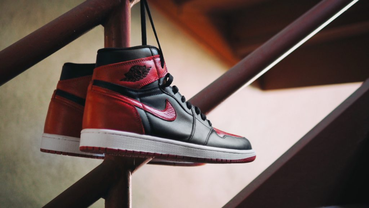 Hinh anh 8: Cau chuyen dang sau nhung doi giay gay tranh cai