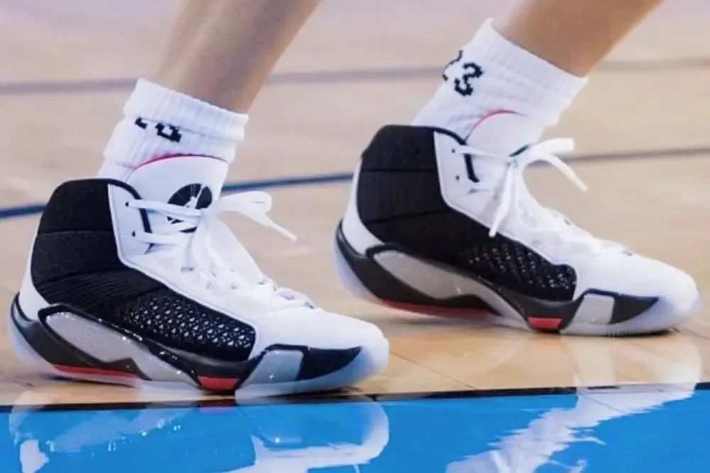 Top 8 mẫu giày bóng rổ chuyên dành cho người chân bè Hinh anh 3: Top 8 mau giay bong ro chuyen danh cho nguoi chan be