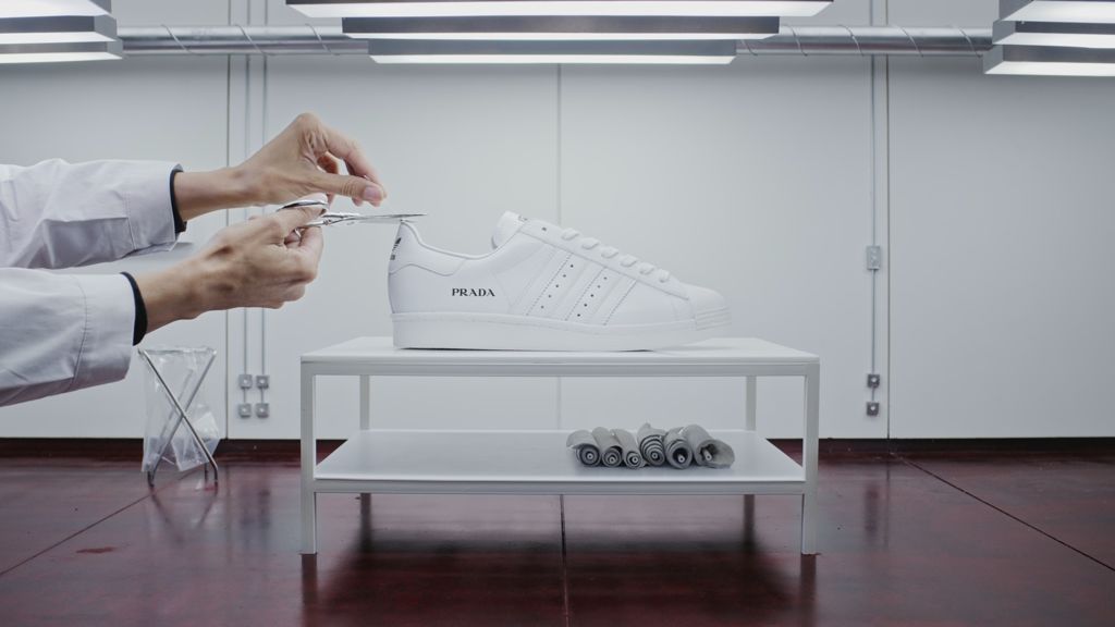 Prada x Adidas: Su Giao Thoa Giua Di San va Tuong Lai