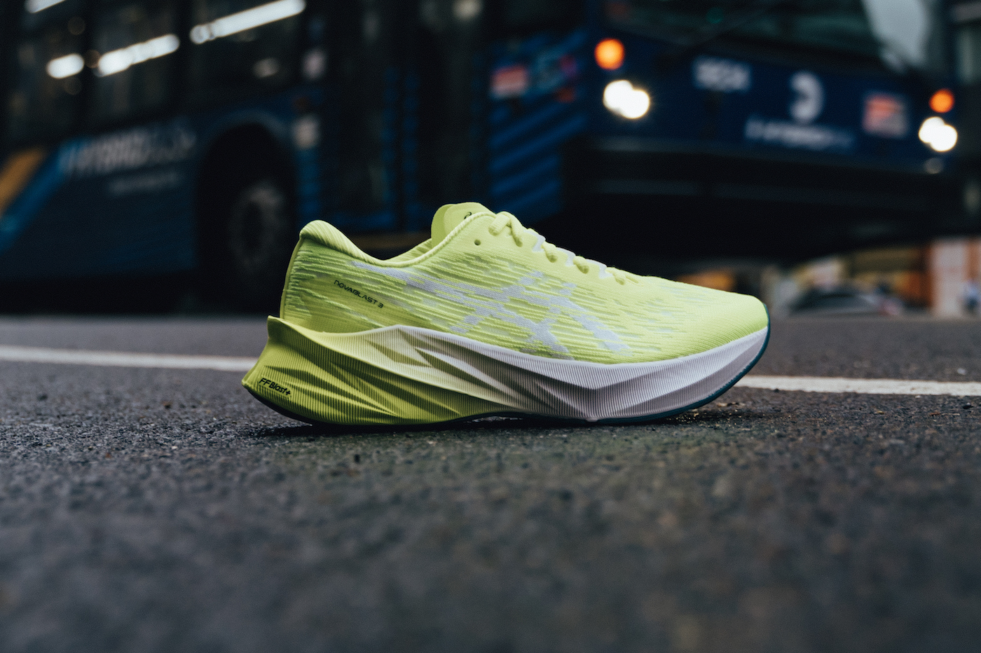 Review giày chạy bộ ASICS Novablast 3 - phù hợp cho mọi địa hình Hinh anh 4: Review giay chay bo ASICS Novablast 3 - phu hop cho moi dia hinh