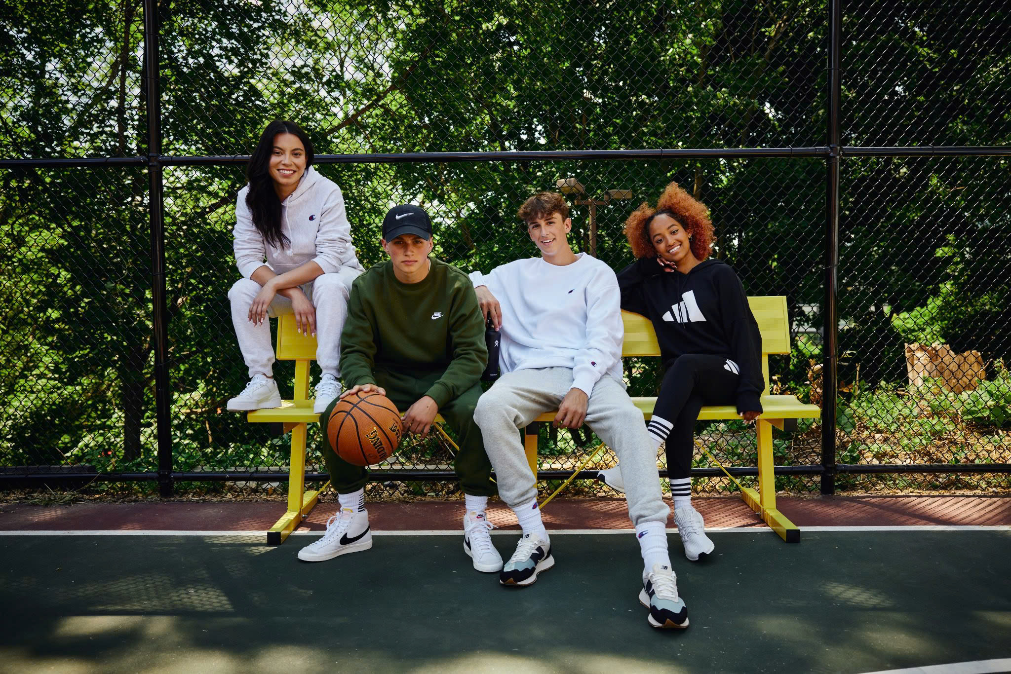 Nhung doi giay sneaker tot nhat cho ngay tuu truong