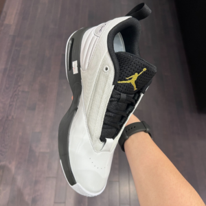 Giay Nike Air Jordan Max Aura 6 'Black White' FQ8298-101