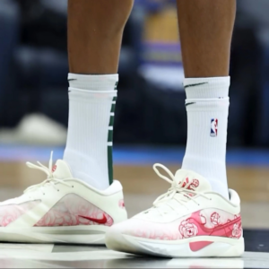 Giay Nike Giannis Freak 6 NRG 'Roses' FV1295-100