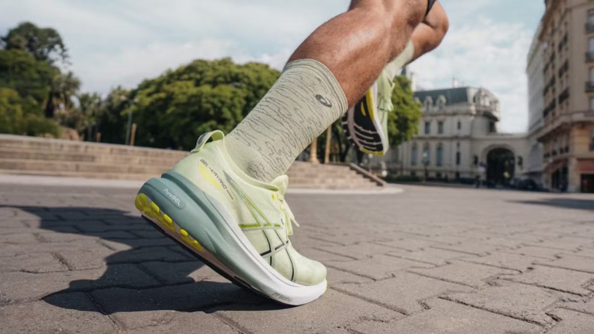 Review Asics Kayano 31: Kiem soat chuyen dong hoan hao