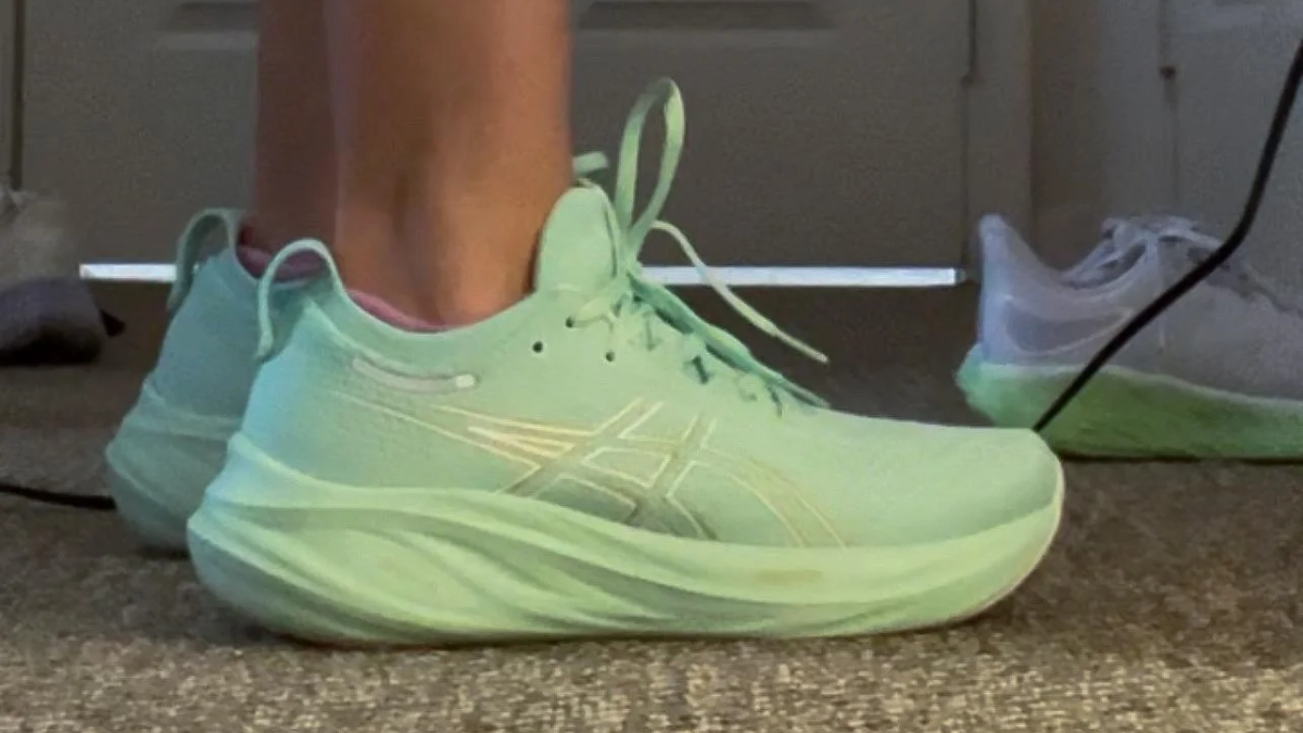 Review Asics Nimbus 26: Đệm êm, chạy nhẹ tênh như mây Hinh anh 2: Review Asics Nimbus 26: Dem em, chay nhe tenh nhu may