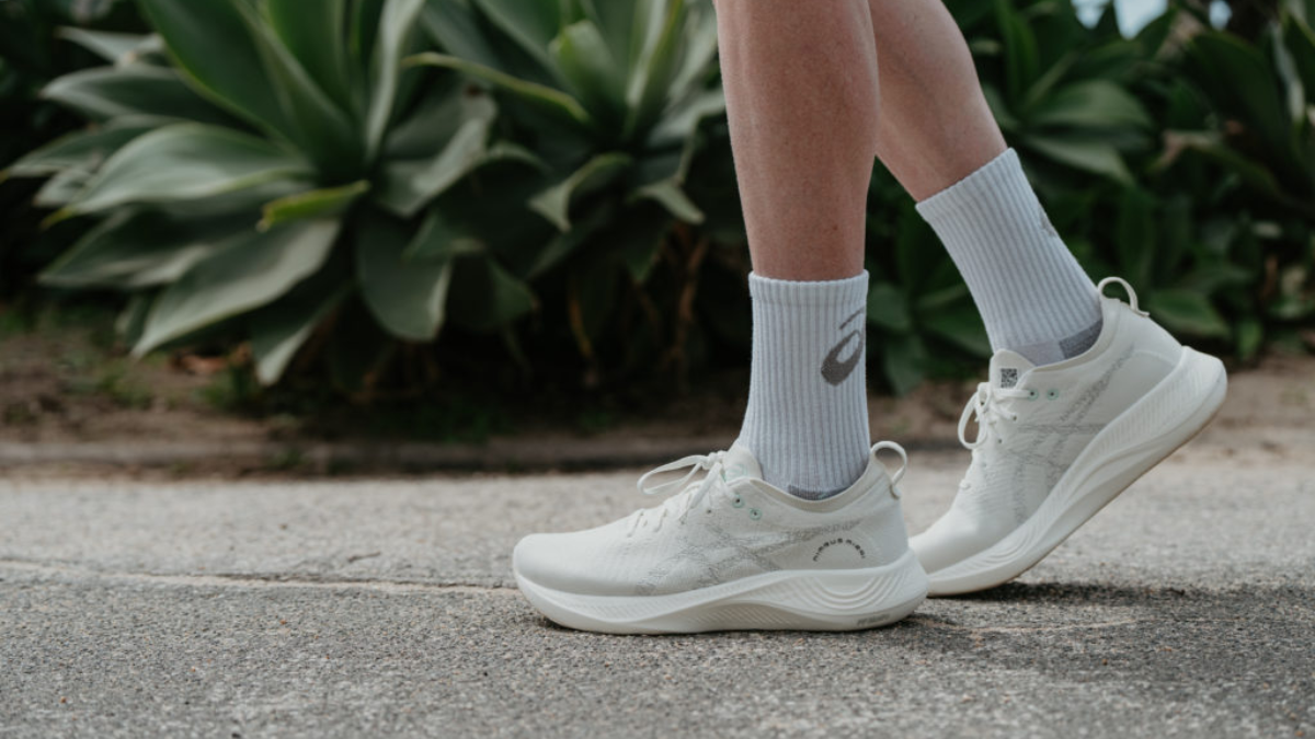 Review Asics Nimbus 26: Đệm êm, chạy nhẹ tênh như mây Hinh anh 1: Review Asics Nimbus 26: Dem em, chay nhe tenh nhu may