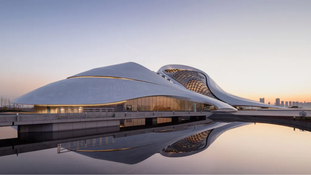 Fendi cùng MAD tạo nên cơn sốt với sneaker kiến trúc độc đáo Hinh anh 1: Fendi cung MAD tao nen con sot voi sneaker kien truc doc dao