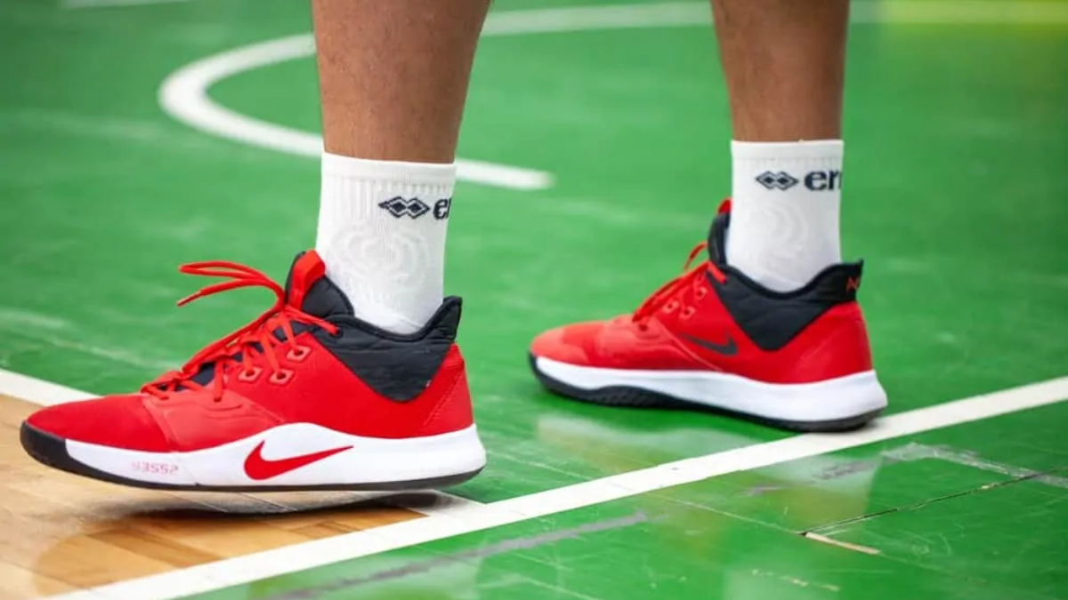 Hinh anh 3: Nen chon giay san trong hay san ngoai? Su khac biet ban can biet