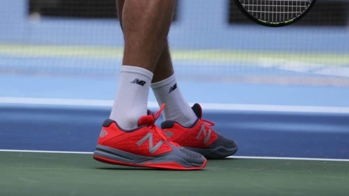 Hinh anh 2: Nen chon giay san trong hay san ngoai? Su khac biet ban can biet