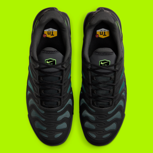 Giay Nike Air Max Plus Drift 'Black Volt' FD4290-006
