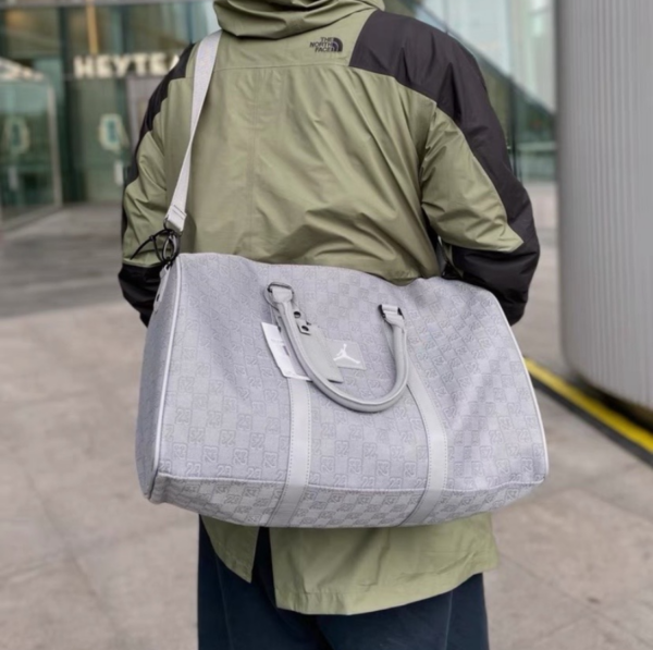 Tui Nike Jordan Monogram Duffle 'Grey White' FJ6787-010