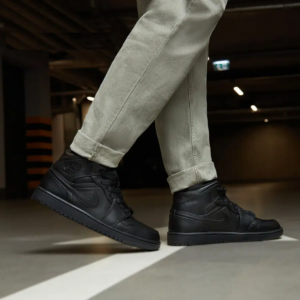 Giay Nike Air Jordan 1 Mid 2022  'Triple Black' 554724-093