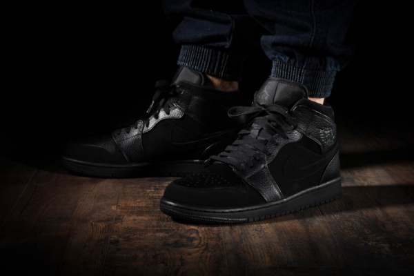 Giay Nike Air Jordan 1 Mid 2022  'Triple Black' 554724-093
