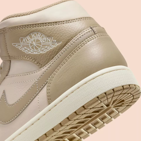 Giay Nike Air Jordan 1 Mid 'Legend Brown' HF4830-203