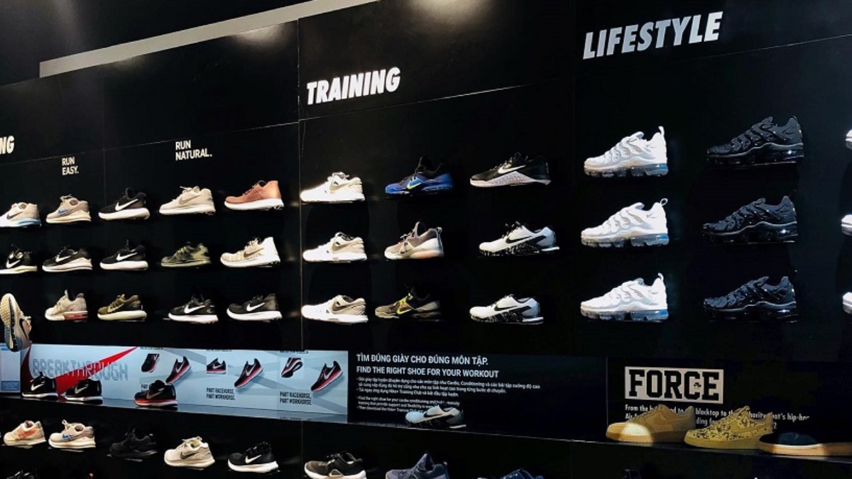 Hinh anh 1: Nike dang "toat mo hoi" truoc su vuon len cua HOKA va On