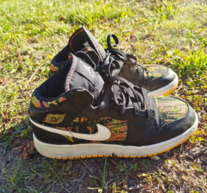 Giay Nike Air Jordan 1 Mid GS 'Black Laser Orange' 555112-003