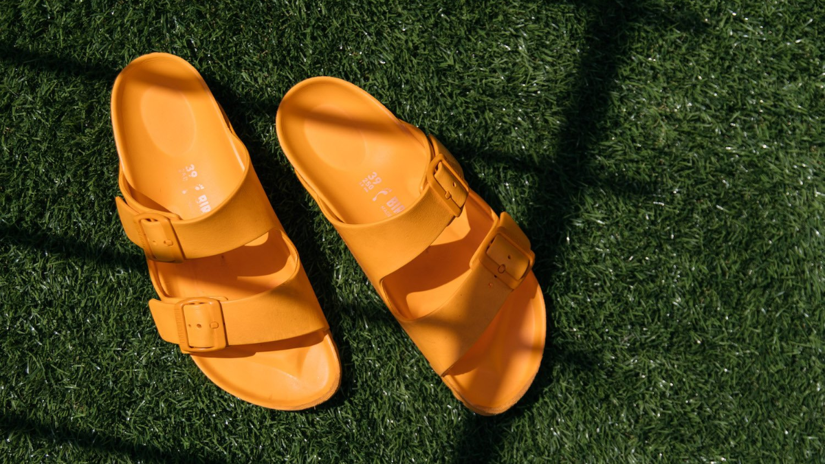 So sanh chat lieu: Dep Birkenstock EVA va da, loai nao tot hon?