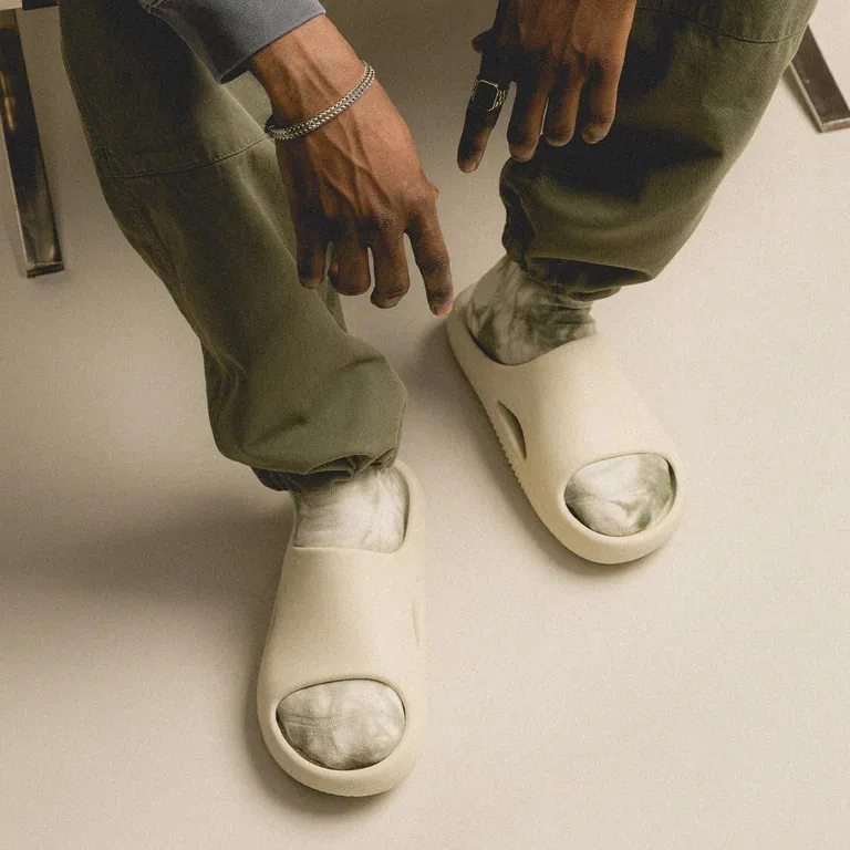 Top 9 mẫu giày Crocs đình đám nhất trong năm 2024 Hinh anh 2: Top 9 mau giay Crocs dinh dam nhat trong nam 2024