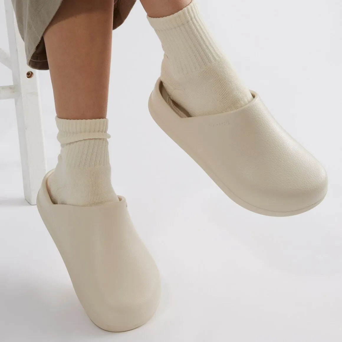 Top 9 mẫu giày Crocs đình đám nhất trong năm 2024 Hinh anh 9: Top 9 mau giay Crocs dinh dam nhat trong nam 2024