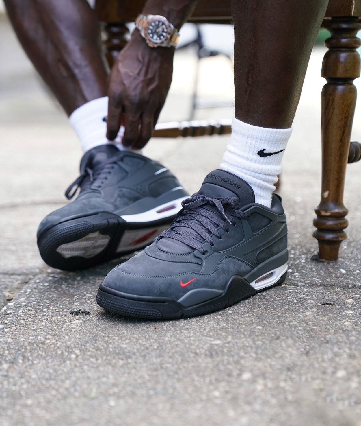 Kham pha Jordan 4 Driveway Grey: di san va phong cach cua Nigel Sylvester