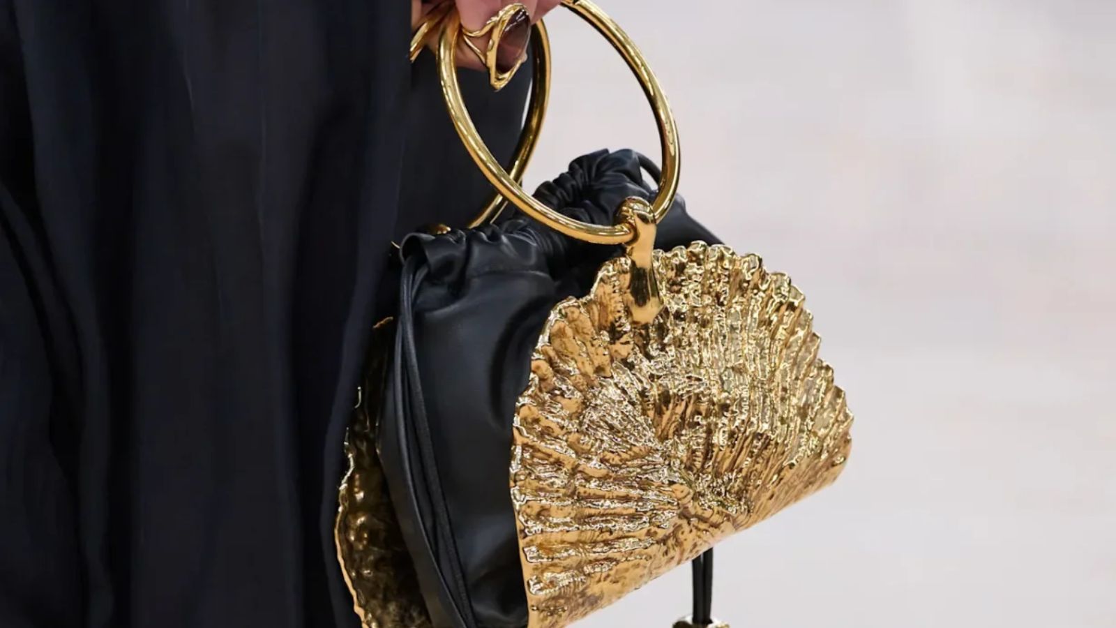 Điểm mặt 7 xu hướng túi xách nổi bật năm 2025 Hinh anh 5: Diem mat 7 xu huong tui xach noi bat nam 2025