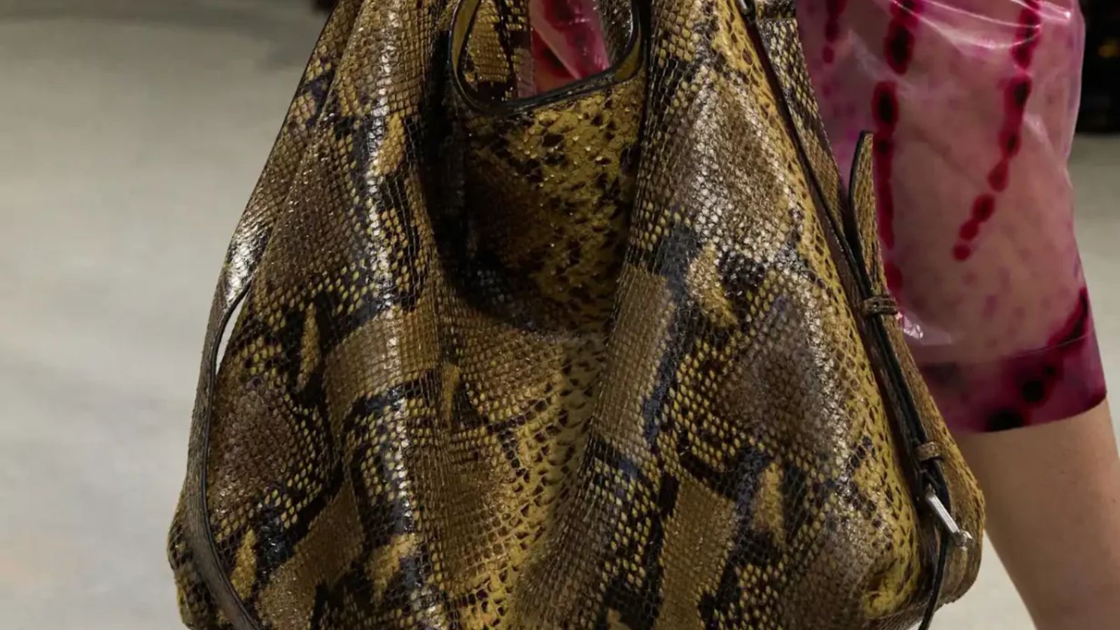 Điểm mặt 7 xu hướng túi xách nổi bật năm 2025 Hinh anh 6: Diem mat 7 xu huong tui xach noi bat nam 2025