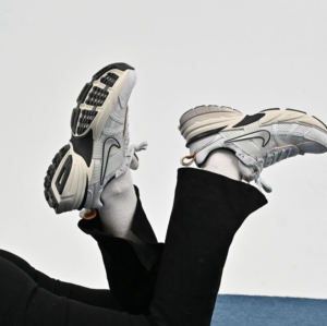 Giay Nike Wmns V2K Run 'White Light' FN6703-100